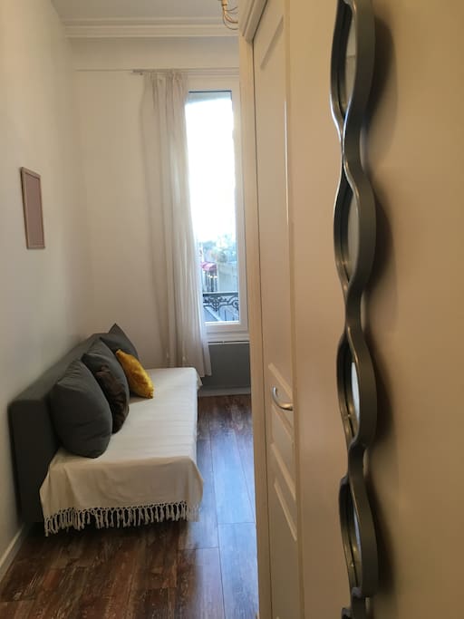 entrance +living room
