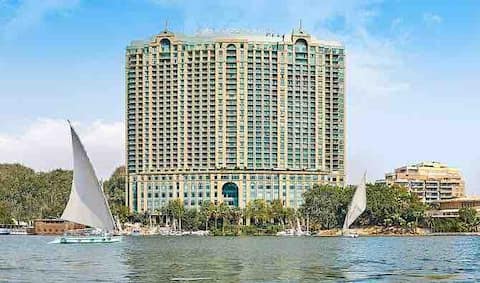 Four Seasons Luxurious Apartment