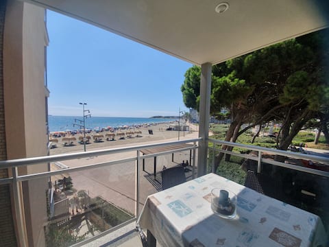 Successful Airbnb property: Pineda Beach 221 1st sea line, TARRAGONA in Vila Seca