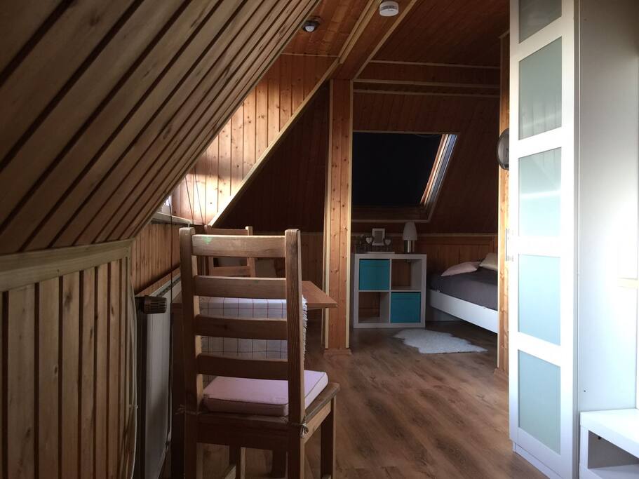 Blick nach links, Esstisch und Bett