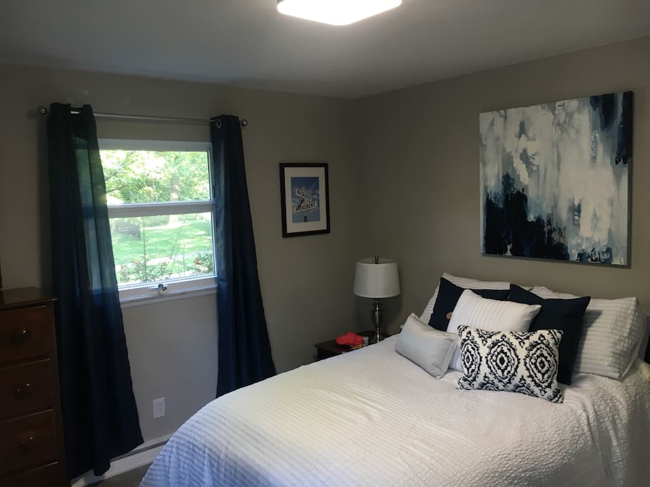 Guest Bedroom (Full bed)