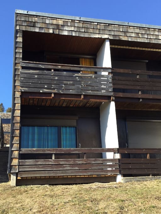 chambre au rez de chaussée avec vue sur Puy de Sancy et terrasse.
1 er étage avec terrasse - cuisine - salon séjour- salle de bain et toilette séparé