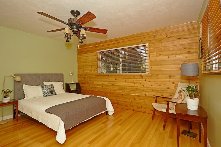 Chumba kikuu cha kulala kilicho na kitanda cha malkia