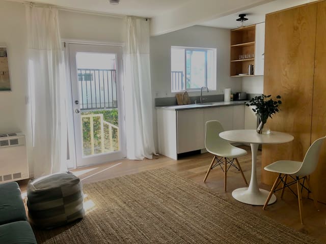 Beach Hideaway- 1 blk to the sand and great surf!