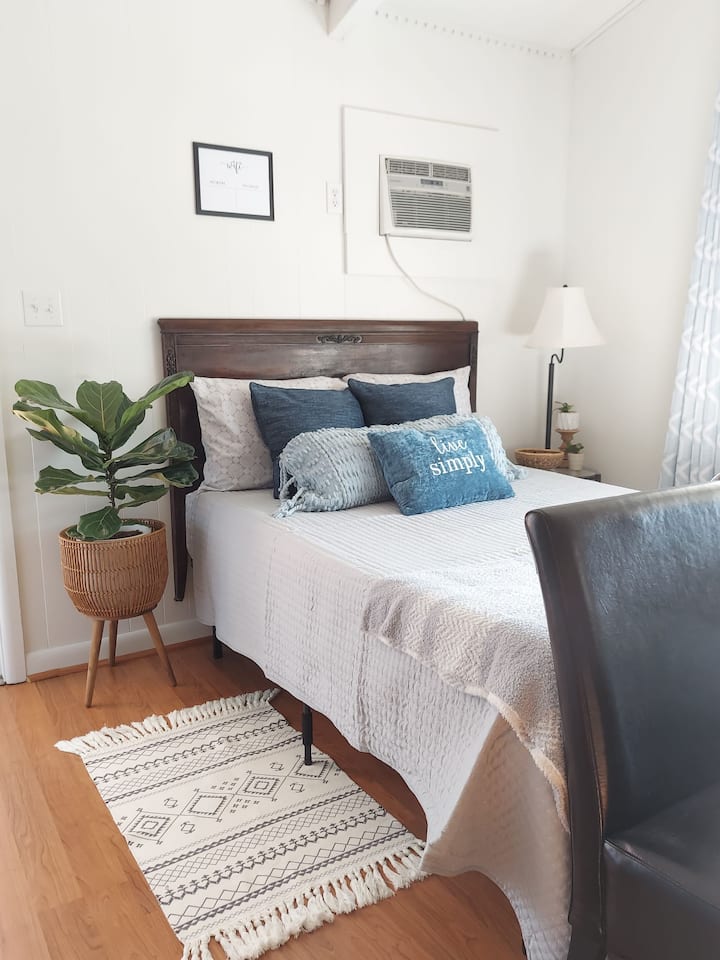 Cozy Studio Apartment Near Hazelwood & Downtown Apartments for Rent