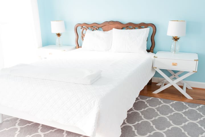 Front bedroom -- queen-sized bed