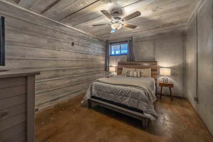 Spodná izba s manželskou posteľou Queen