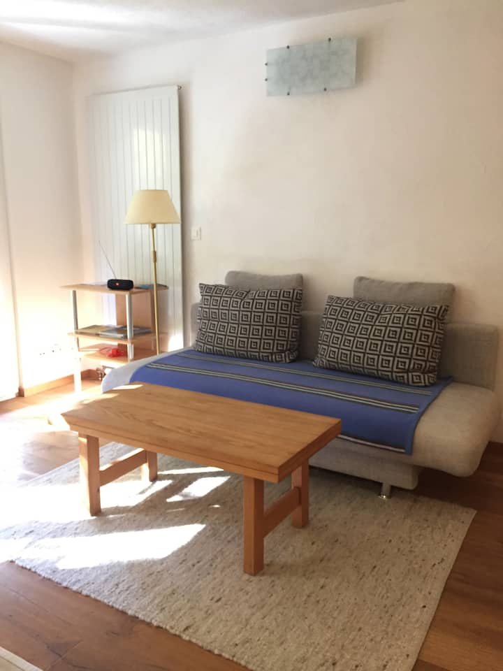 הסלון עם גישה למרפסת. הספה מציעה לינה לאדם שלישי.