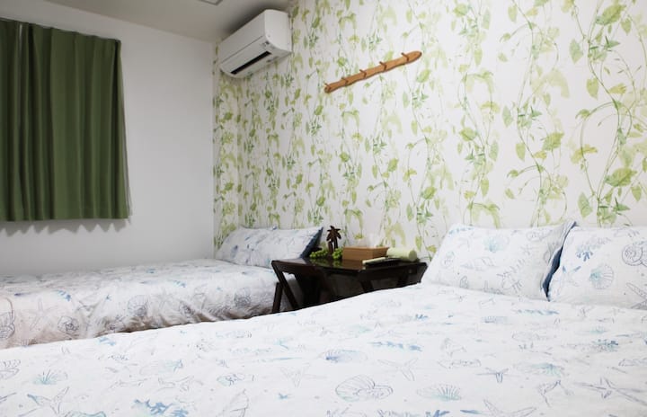 1st floor bedroom B 2 double bed/1F room B2 double bed.