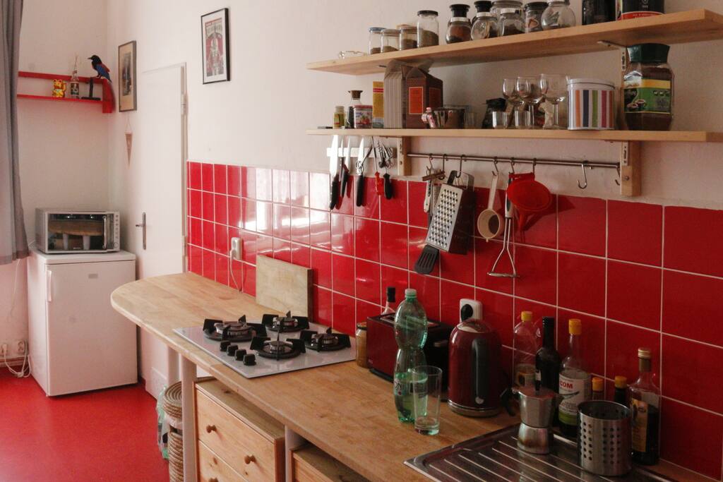 Good morning! Very sunny kitchen + dinning room.