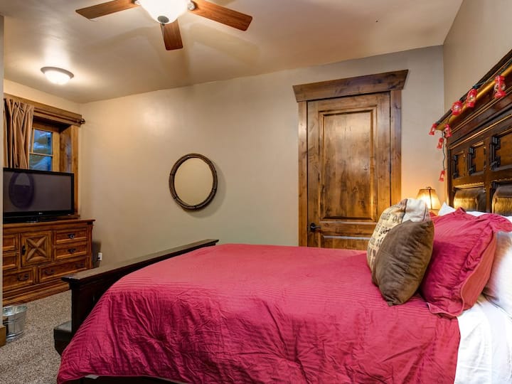 „Кампът на миньорите“ Долен етаж тип Куин Спалня, самостоятелна баня извън стаята за игри.