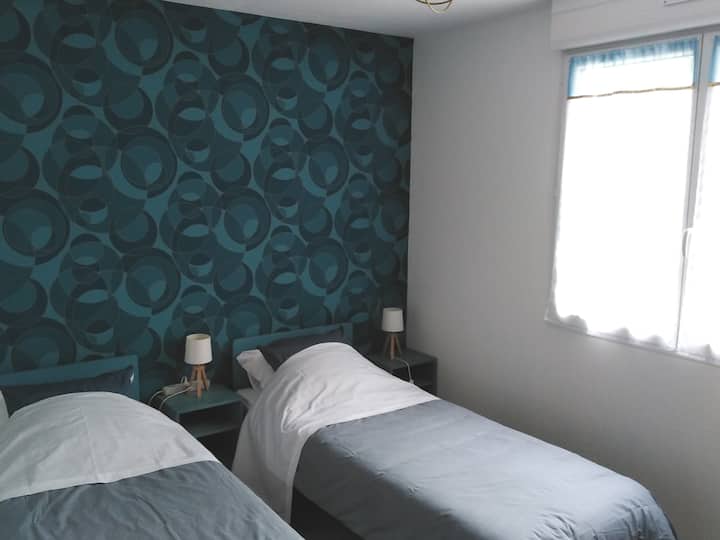 Ლურჯი ოთახი 2 ერთადგილიანი საწოლით, რომელიც მდებარეობს პირველ სართულზე 