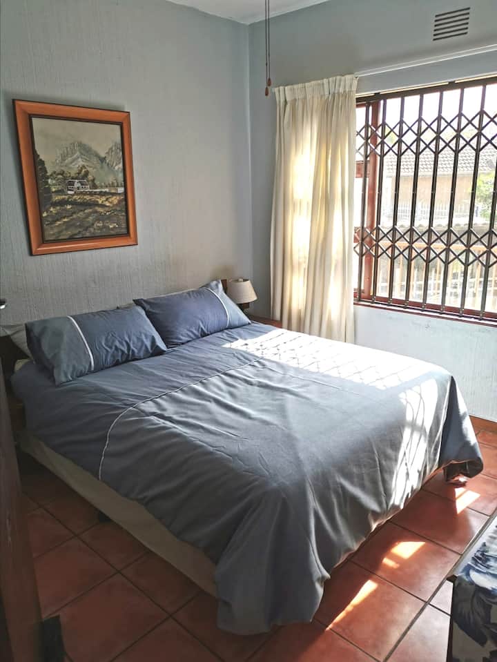 „Спалната соба за гости“ надолу по скалите е совршена за постар пар кој веќе не може да се качува по скали, има и бања на долниот кат. 