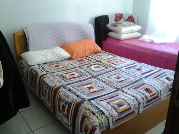 Habitación con 1 cama doble y 1 cama individual.