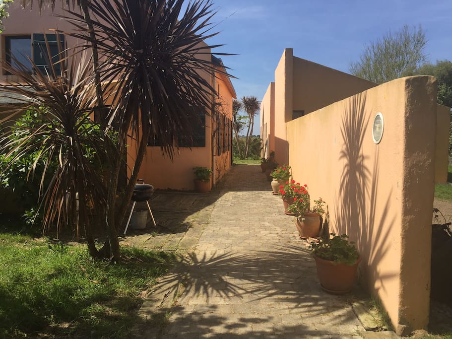 La maison a2 batiments. La maison de jour et la maison de nuit.
à Gauche la maison où il y a la cuisine, le séjour, la salle à manger et la mezzanine.
A droite la maison où il y a 4 chambres.