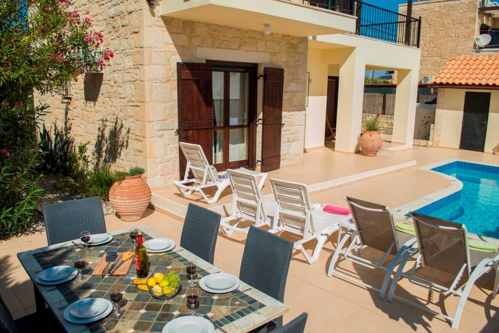 outdoor dinner/lunch area