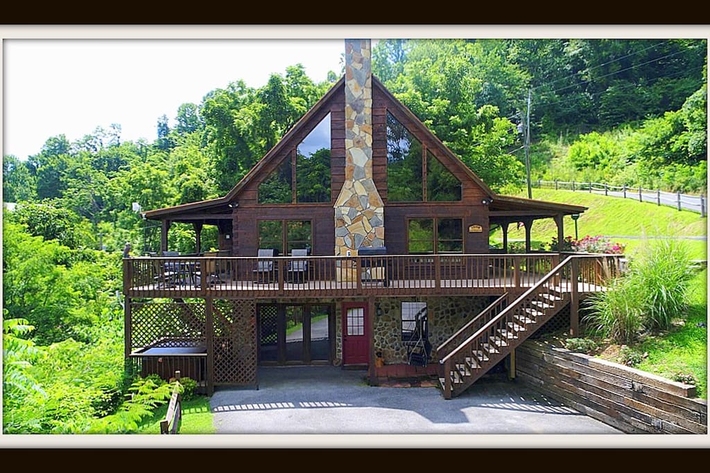 Driveway view of cabin