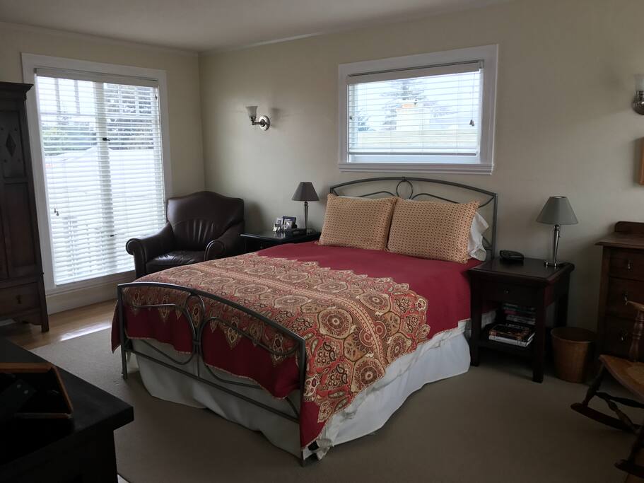 Master Bedroom (queen bed)