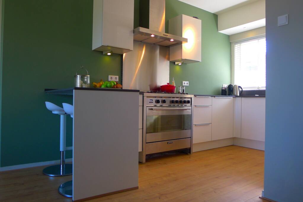 Kitchen and breakfast bar