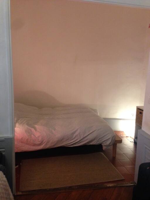 Le lit est situé dans une alcôve