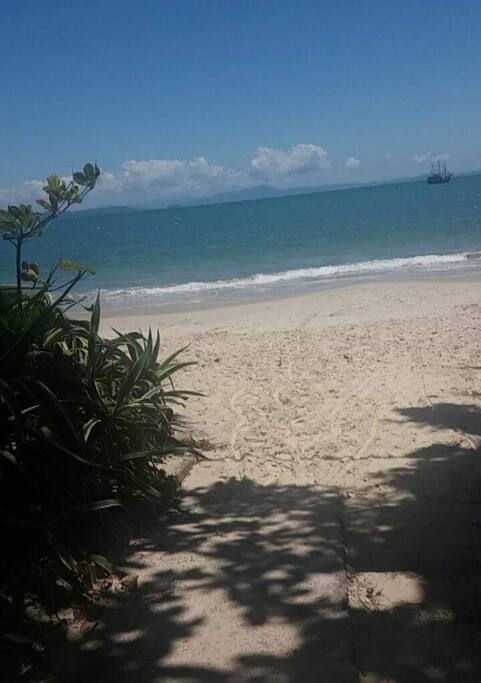 Saída para praia, 50 metros do apartamento