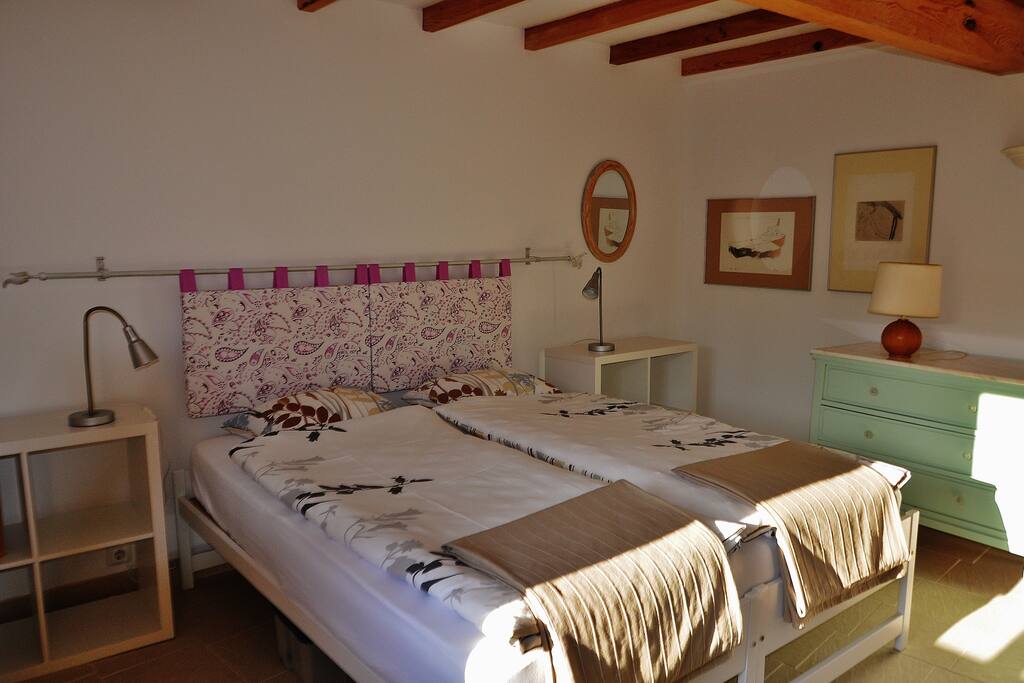 Chambre à coucher beige 18 m²
2 literies beds 0.80 x 2.00
Bedroom beige