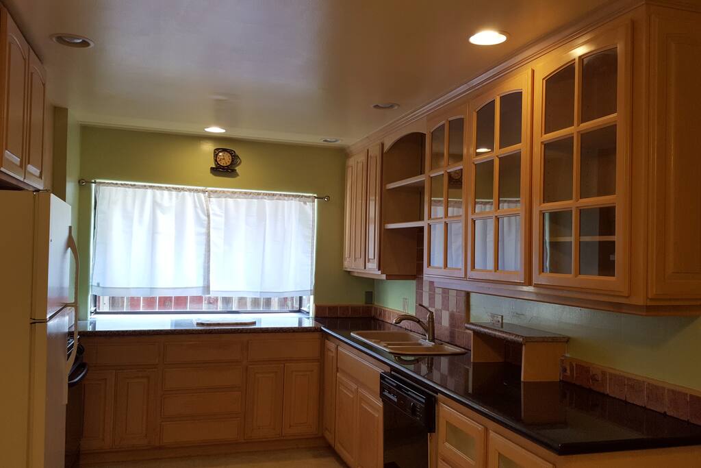Kitchen & Dining