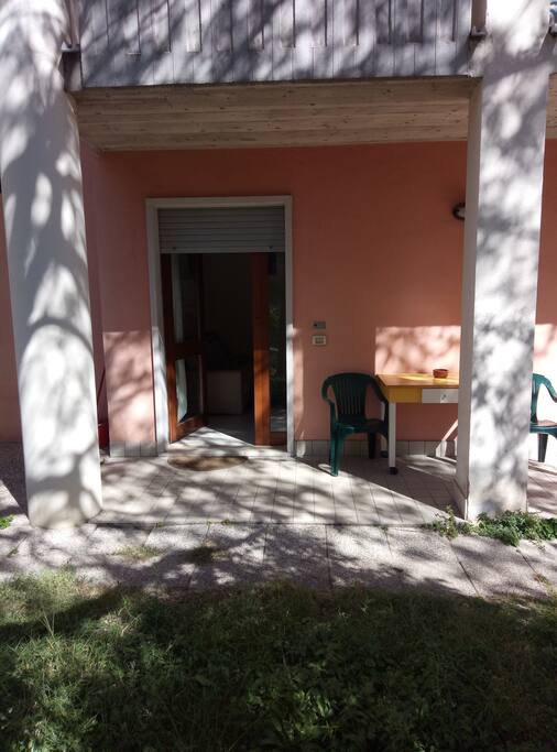L'entrata dal giardino - The door from the garden