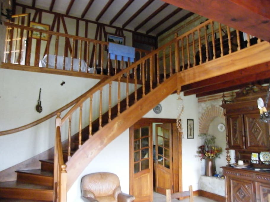 L'escalier conduisant à l'étage.