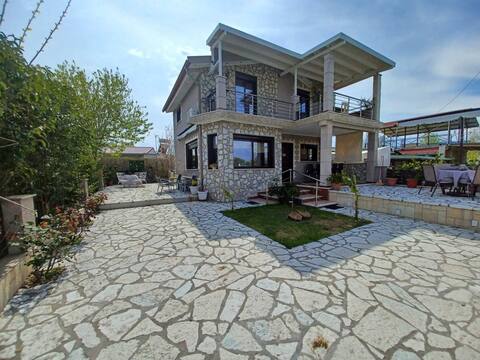 Akis house