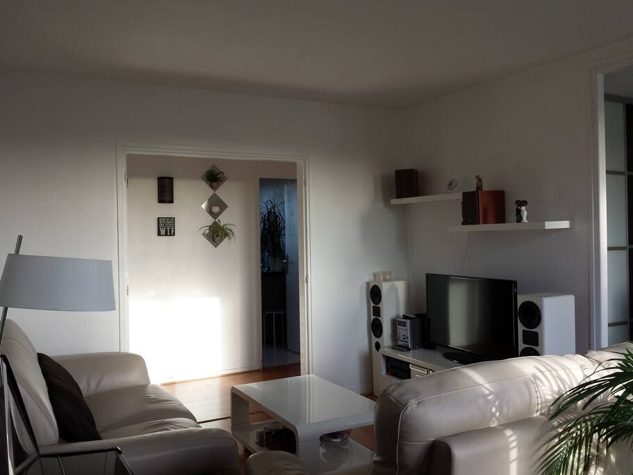 Coin salon avec TV