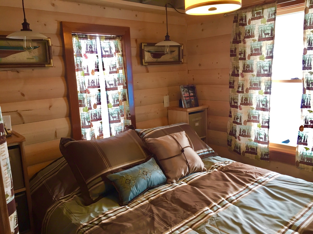 带标准双人床的卧室，衣柜