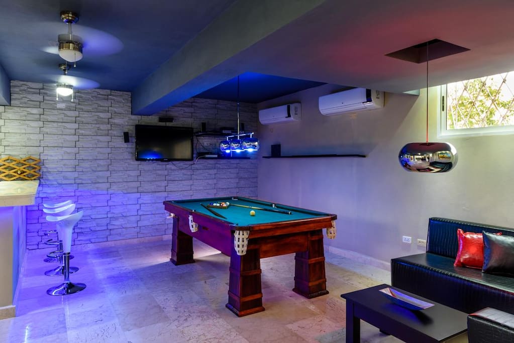 billiard with bar open from 7 pm till 11 pm during the week and up to 1 am on weekends