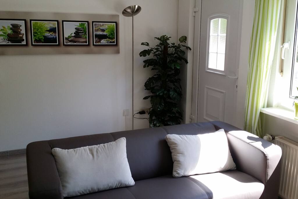 Helles WZ, Sitzecke, sep. Wohnungseingang erkennbar