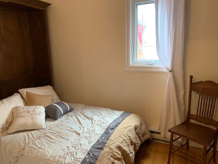 带双人床的卧室