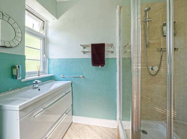 Spacious, Light & Comfy; Great Location, Sleeps 6! gallery image 5