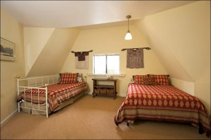 ห้องนอนชั้นล่างมีเตียงคู่และเตียงเดี่ยวได้สูงสุด 2 เตียง