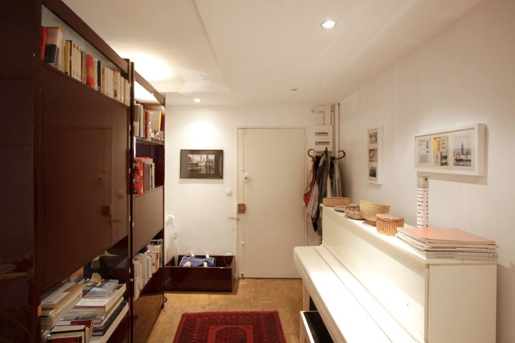 Entrance space with the piano.