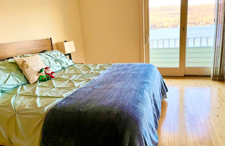 Costume de chambre principale avec balcon donnant sur la plage privée et le lac