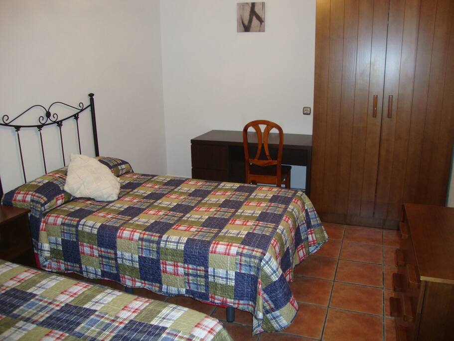Habitación doble con armario y espejo