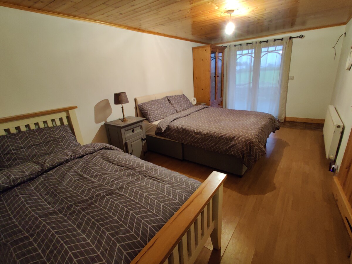 Chumba cha kulala 3

Kitanda cha safari kilichotengenezwa na kilicho tayari kwenda ikiwa inahitajika.

Omba tu kuweka nafasi ikiwa inahitajika 