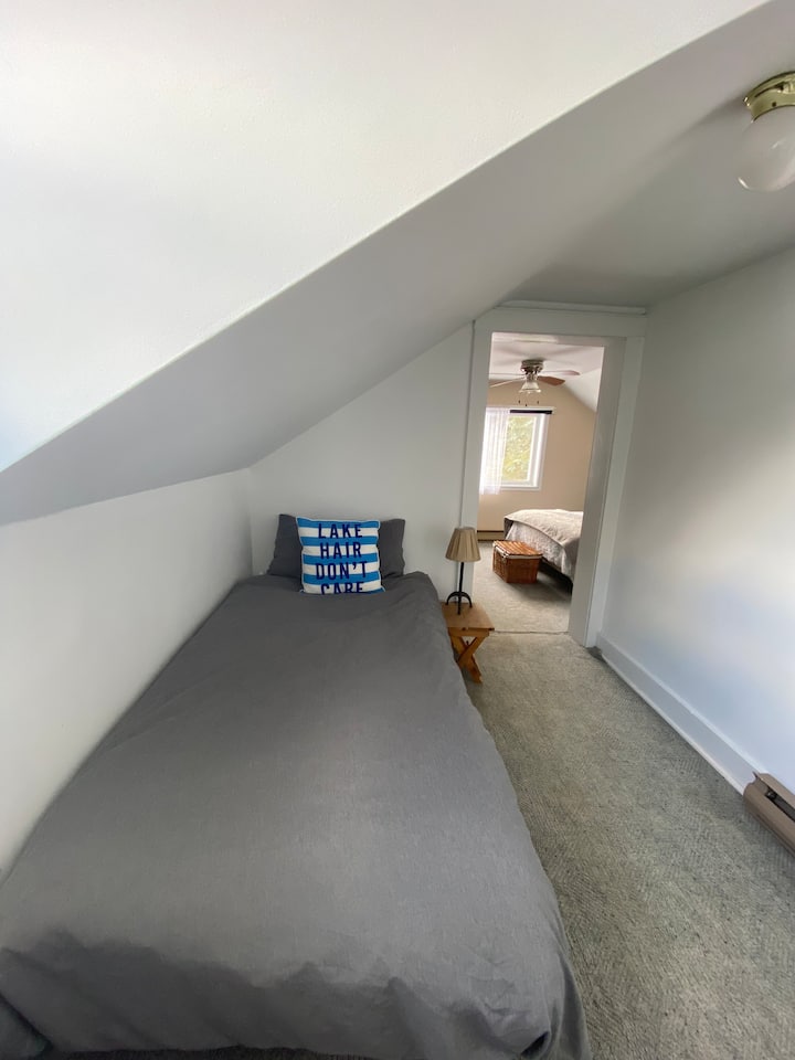 Chambre simple. Cette chambre se trouve entre la chambre Queen Size et le couloir, et est le seul moyen d'accéder à la chambre queen size.

(Les trains passent à proximité et sonne fort le klaxon à proximité. Des bouchons d'oreilles ou un bruit blanc sont recommandés)