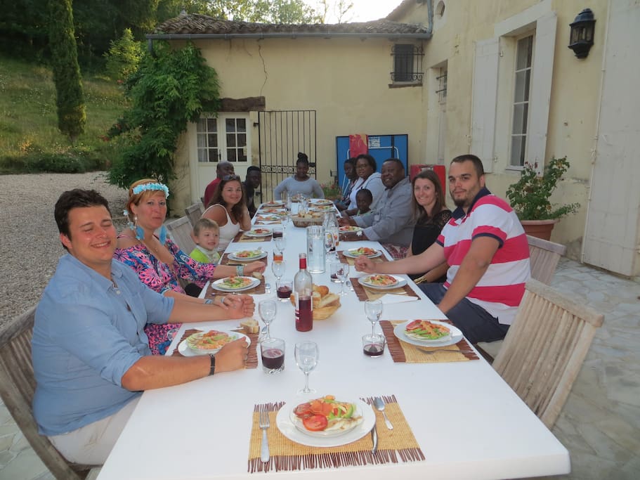 diner convivial sur la terrasse en été
