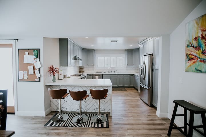 3BR Modern home | Equipped Kitchen & Jacuzzi |