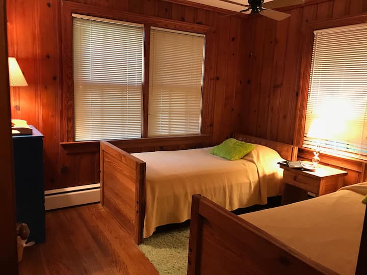 Dhoma e gjumit 3 - 2 krevate tek, komo, dollap i madh, ventilator tavani.