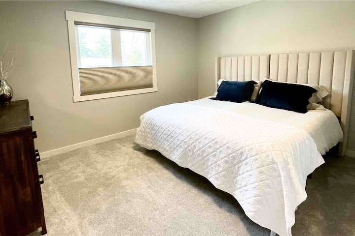 Chumba cha kulala cha mgeni 1. kilicho na kitanda cha ukubwa wa King kilicho na mwanga wa kutosha na nafasi kwa safari yako.