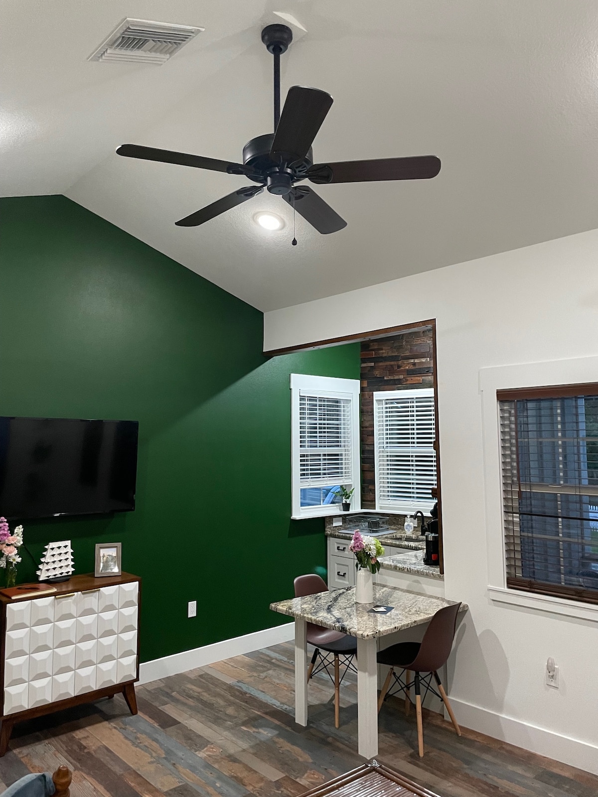 Top performing Airbnb: Lake Placid Cottage with Lake Access & EV Charger in Florida