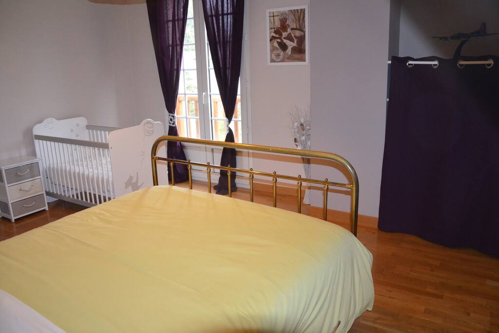 Chambre spacieuse avec lit bébé, placard et commode