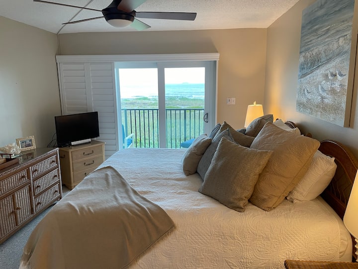 חדר שינה ראשי עם נוף לחוף