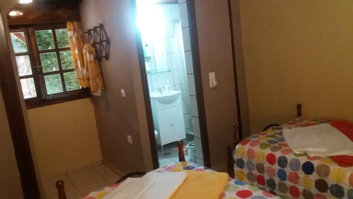 Nuevo dormitorio doble con baño privado con otra vista